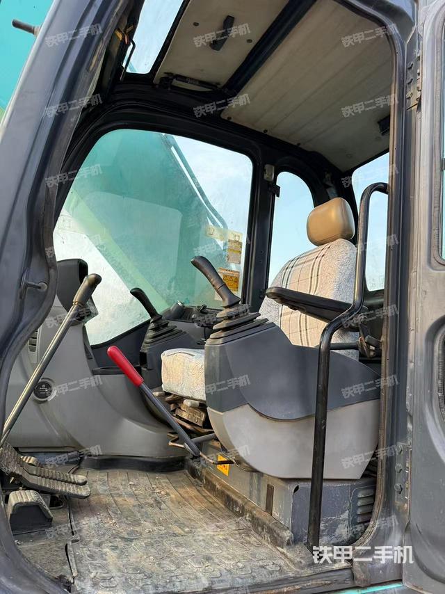 驾驶室整体(整机外观) 驾驶室整体(整机外观)