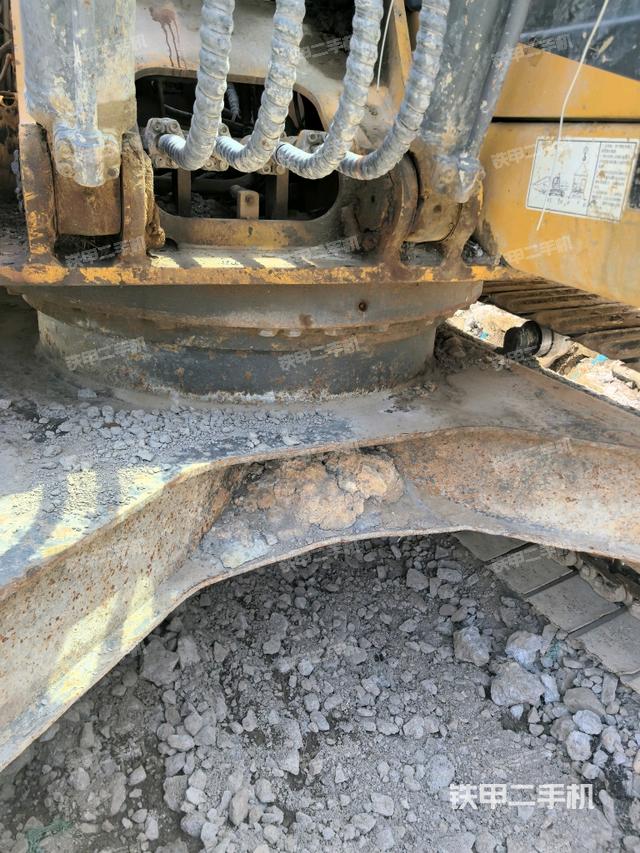 转盘和下车架正前(工作和回转装置) 转盘和下车架正前(工作和回转装置)