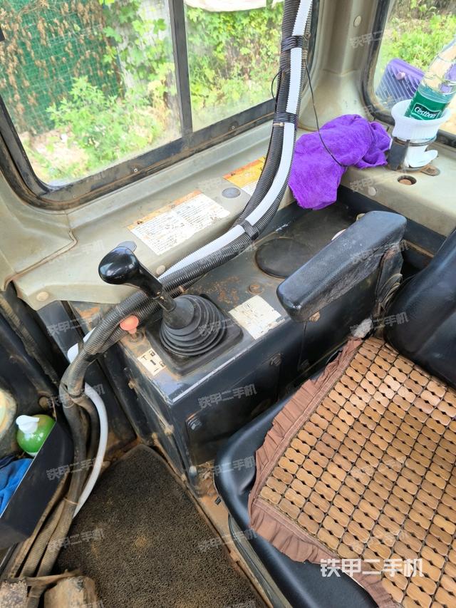 驾驶室外顶部全景(推土机驾驶室) 驾驶室外顶部全景(推土机驾驶室)