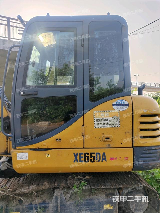 驾驶室整体(整机外观) 驾驶室整体(整机外观)