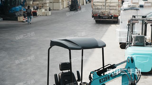 駕駛室頂部(整機(jī)外觀) 駕駛室頂部(整機(jī)外觀)