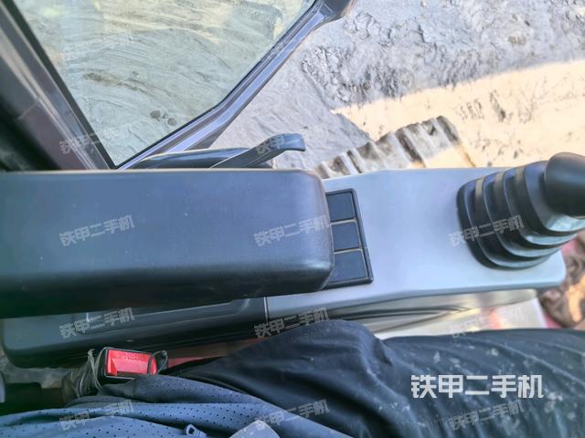 座椅左侧控制台/音响/含左手柄(驾驶室部分) 座椅左侧控制台/音响/含左手柄(驾驶室部分)