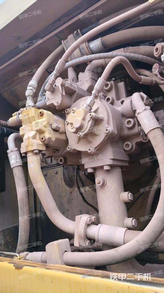 液压泵舱室正面整体(整机外观) 液压泵舱室正面整体(整机外观)