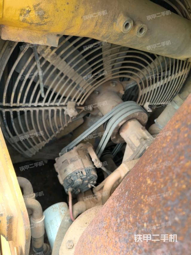 风扇及皮带(推土机发动机舱) 风扇及皮带(推土机发动机舱)
