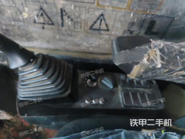 座椅右侧控制台/钥匙门/油门/含右手柄(驾驶室部分) 座椅右侧控制台/钥匙门/油门/含右手柄(驾驶室部分)