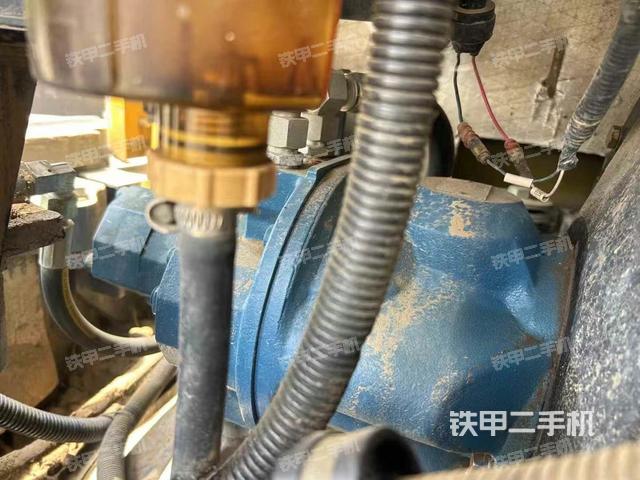 液压泵舱室正面整体（整机外观）