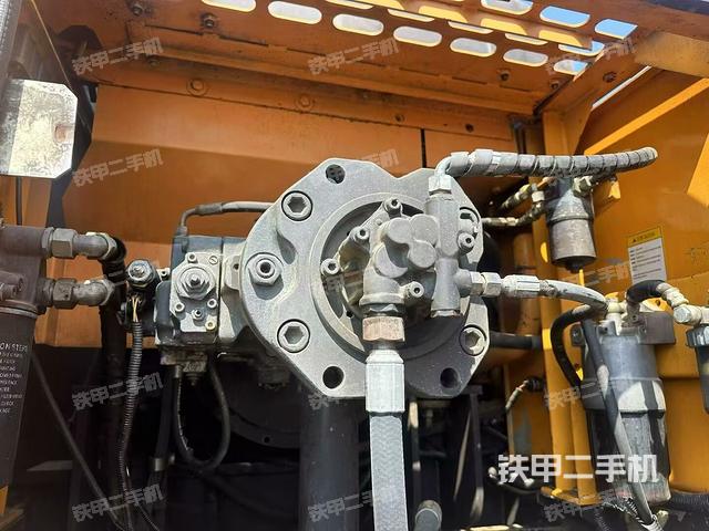 液压泵舱室正面整体(整机外观) 液压泵舱室正面整体(整机外观)