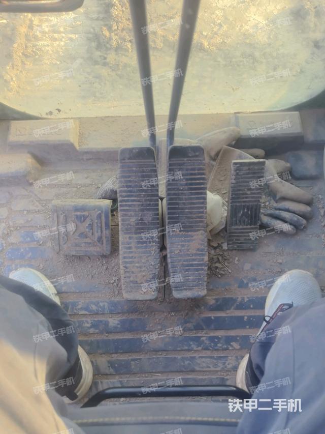 行走控制手柄和踏板 俯拍(驾驶室部分) 行走控制手柄和踏板 俯拍(驾驶室部分)