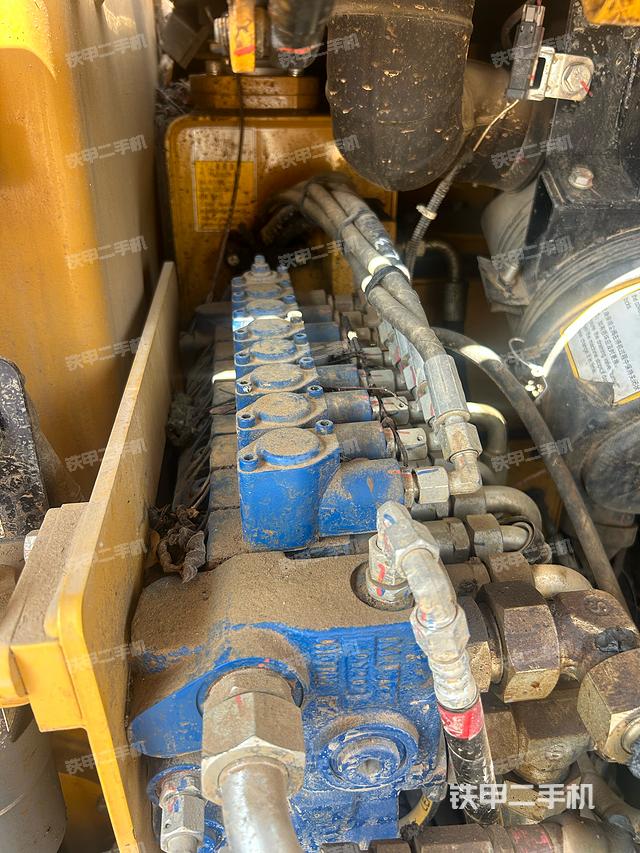 回转马达和主控阀（整机外观）