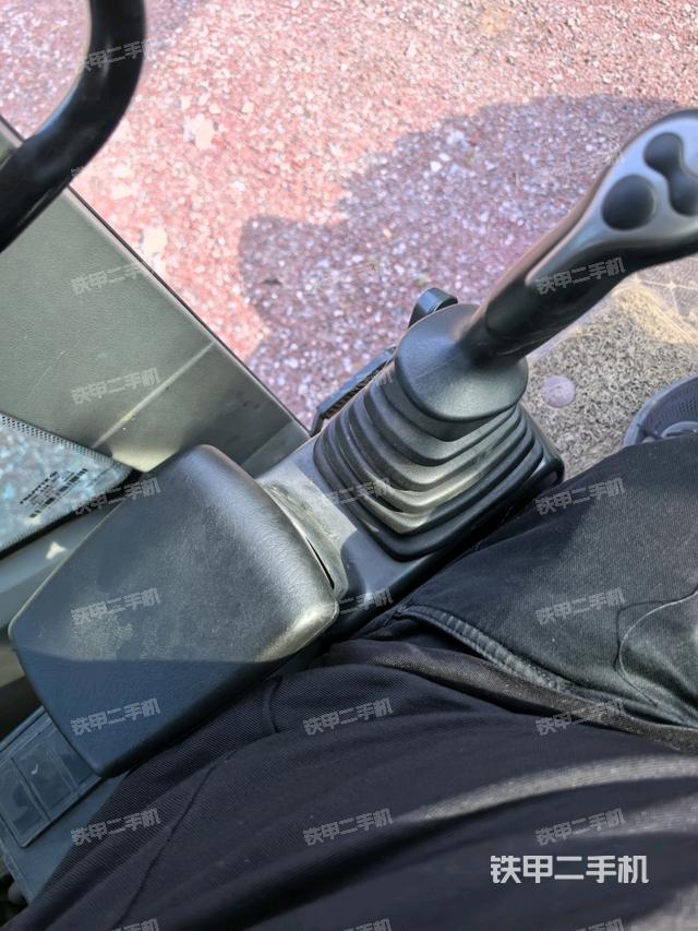 座椅左侧控制台/音响/含左手柄(驾驶室部分) 座椅左侧控制台/音响/含左手柄(驾驶室部分)