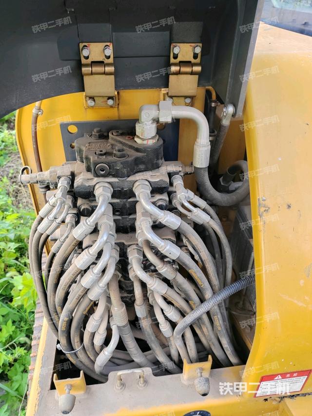 回转马达和主控阀(整机外观) 回转马达和主控阀(整机外观)