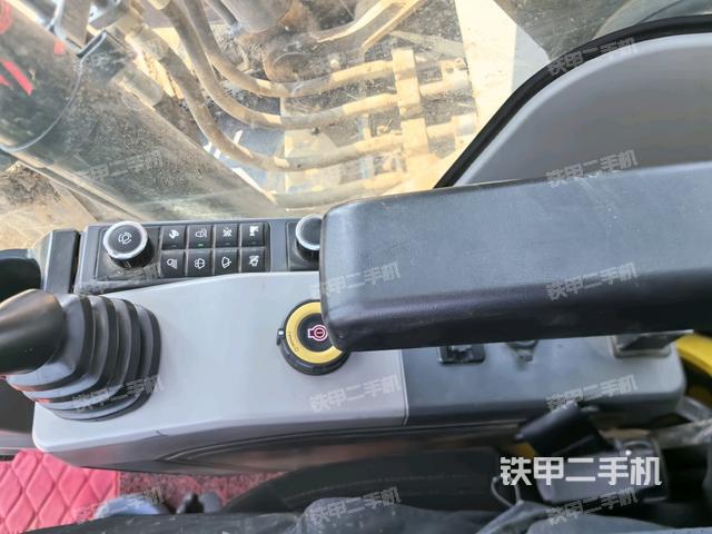 座椅右侧控制台/钥匙门/油门/含右手柄(驾驶室部分) 座椅右侧控制台/钥匙门/油门/含右手柄(驾驶室部分)