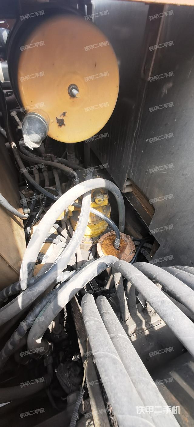 回转马达和主控阀（整机外观）