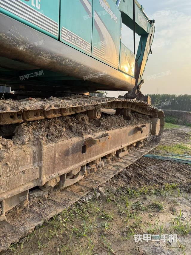 单侧履带整体(整机外观) 单侧履带整体(整机外观)