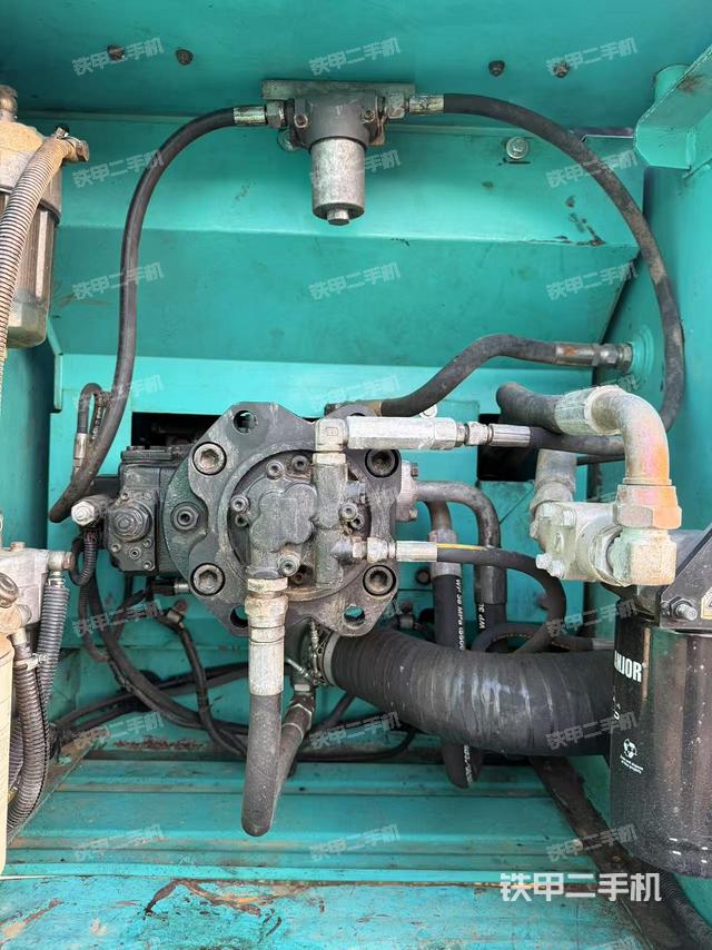 液压泵舱室正面整体(整机外观) 液压泵舱室正面整体(整机外观)