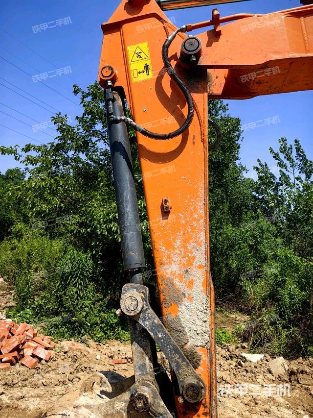 小臂整体左后(工作和回转装置) 小臂整体左后(工作和回转装置)