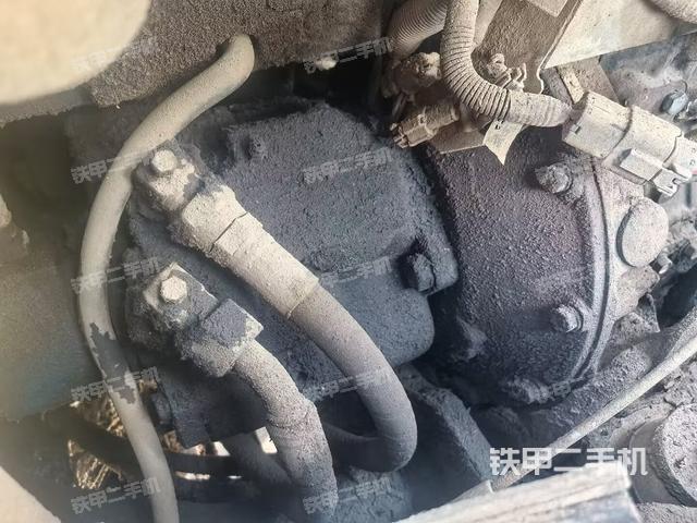 液压泵舱室正面整体（整机外观）