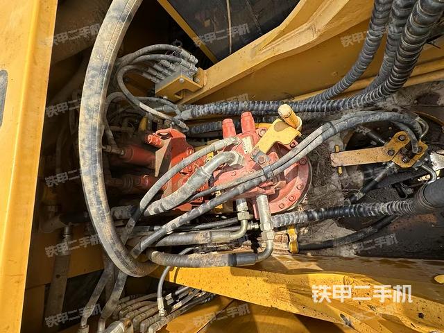 回转马达和主控阀(整机外观) 回转马达和主控阀(整机外观)