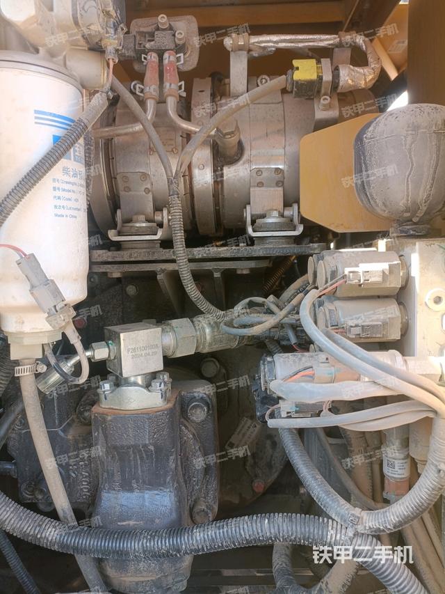 液压泵舱室正面整体(整机外观) 液压泵舱室正面整体(整机外观)