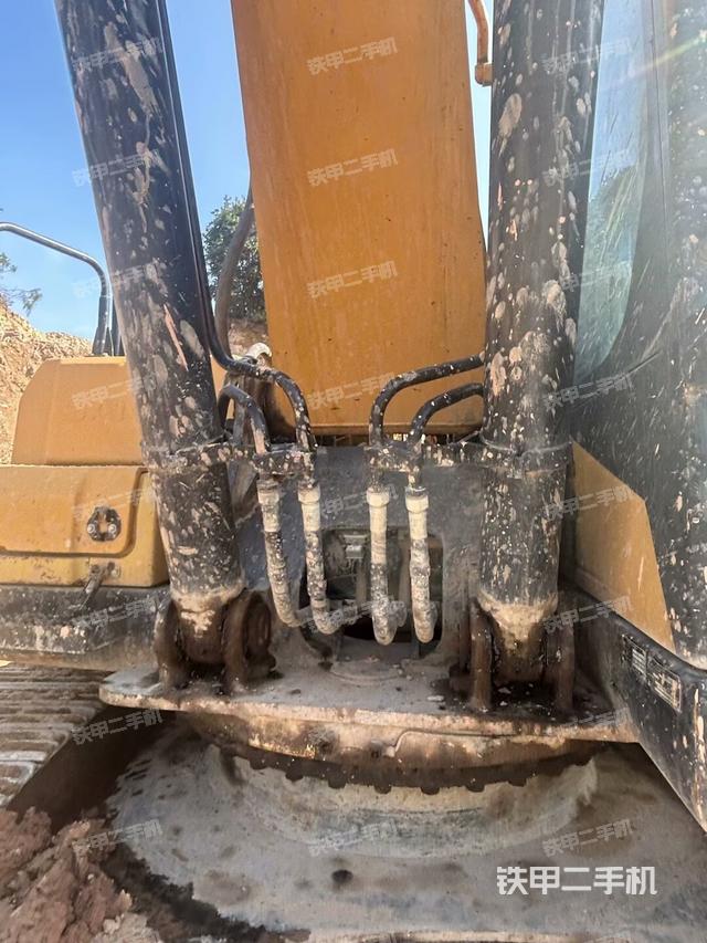 大臂油缸整体 竖拍（工作和回转装置）