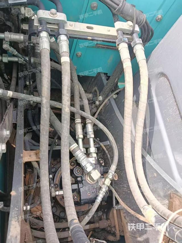 回转马达和主控阀(整机外观) 回转马达和主控阀(整机外观)