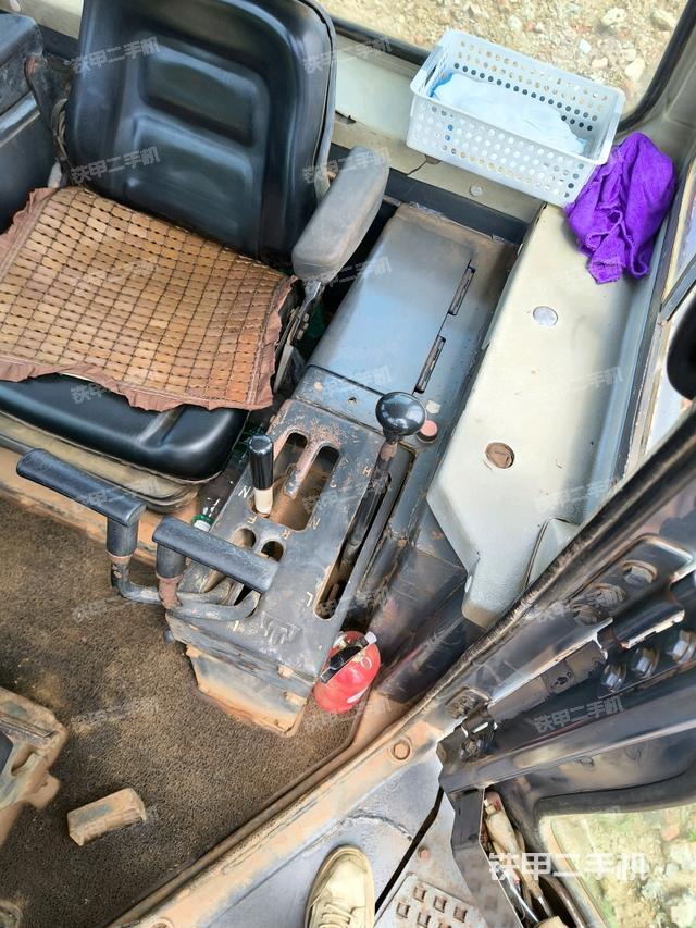 驾驶室右侧全景照(推土机驾驶室) 驾驶室右侧全景照(推土机驾驶室)