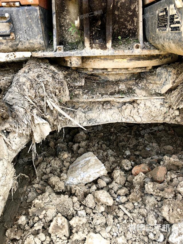 转盘和下车架正前(工作和回转装置) 转盘和下车架正前(工作和回转装置)