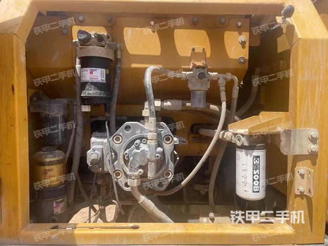 液压泵舱室正面整体(整机外观) 液压泵舱室正面整体(整机外观)