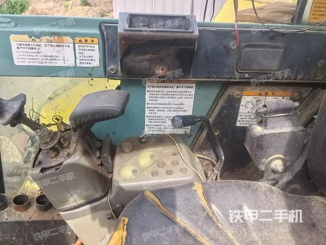 駕駛室整體(整機(jī)外觀) 駕駛室整體(整機(jī)外觀)