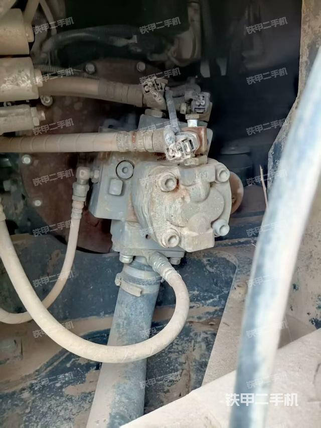 液压泵舱室正面整体（整机外观）