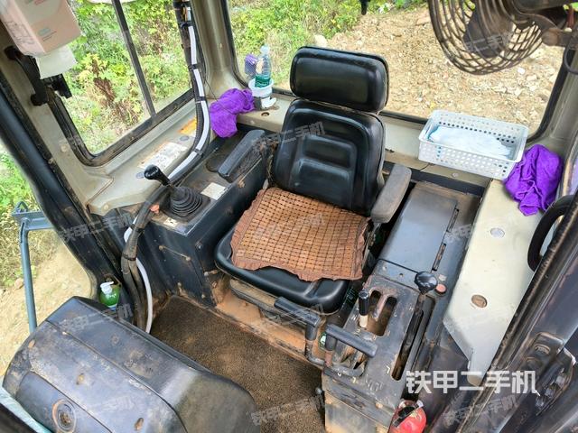 仪表盘全景(推土机驾驶室) 仪表盘全景(推土机驾驶室)