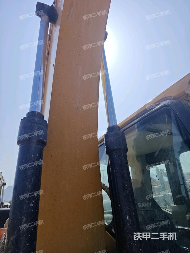 大臂油缸整体 竖拍(工作和回转装置) 大臂油缸整体 竖拍(工作和回转装置)