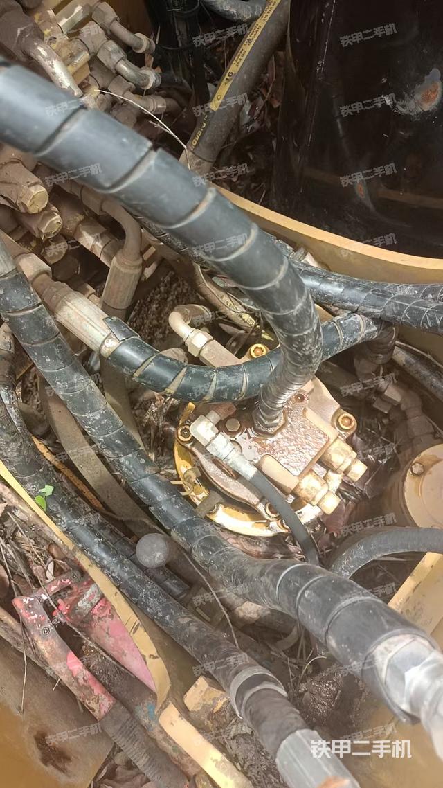 回转马达和主控阀（整机外观）