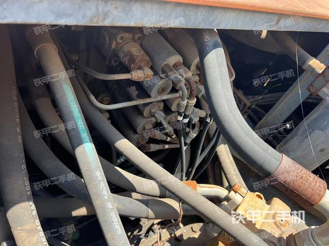 回转马达和主控阀（整机外观）