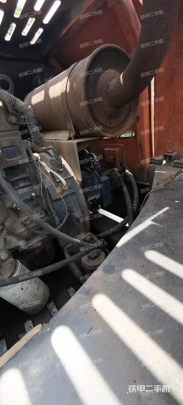 液压泵舱室正面整体（整机外观）