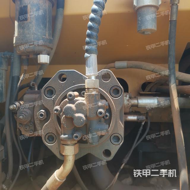 液压泵舱室正面整体(整机外观) 液压泵舱室正面整体(整机外观)