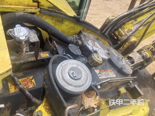 回轉(zhuǎn)馬達(dá)和主控閥(整機(jī)外觀) 回轉(zhuǎn)馬達(dá)和主控閥(整機(jī)外觀)