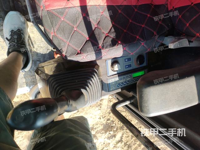 座椅左侧控制台/音响/含左手柄(驾驶室部分) 座椅左侧控制台/音响/含左手柄(驾驶室部分)