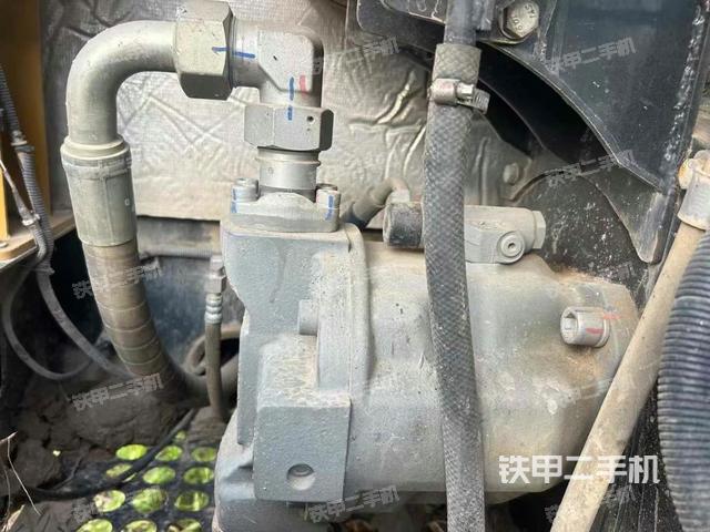 液压泵舱室正面整体（整机外观）