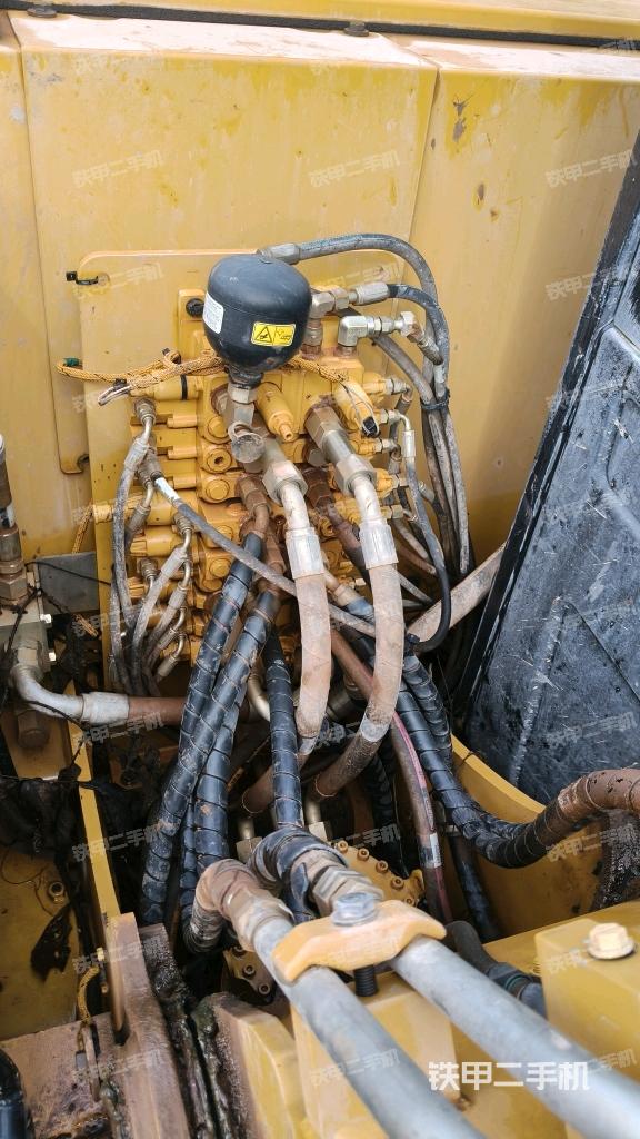 回转马达和主控阀(整机外观) 回转马达和主控阀(整机外观)