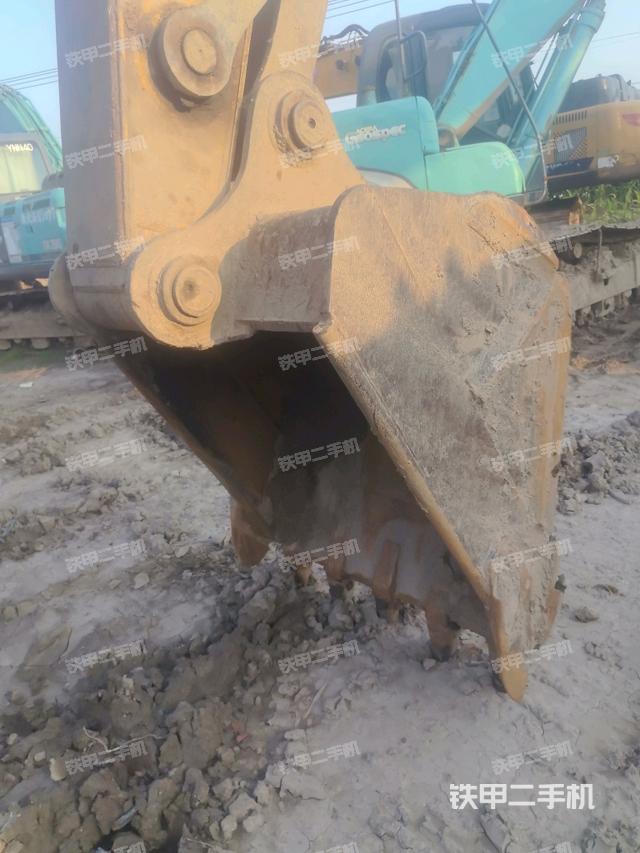 铲斗右后整体(工作和回转装置) 铲斗右后整体(工作和回转装置)