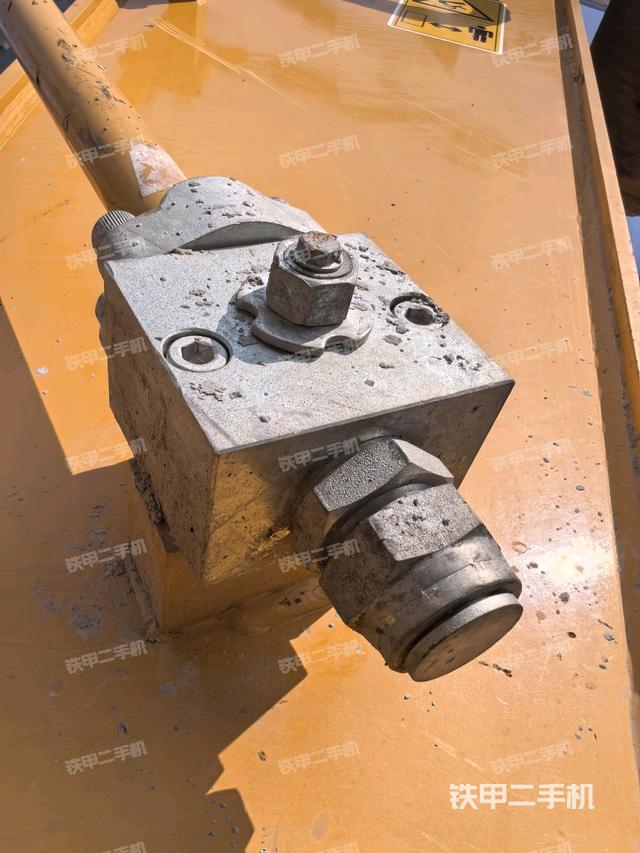 小臂整体左后(工作和回转装置) 小臂整体左后(工作和回转装置)