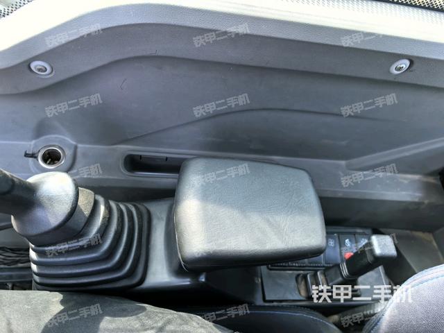 座椅右侧控制台/钥匙门/油门/含右手柄(驾驶室部分) 座椅右侧控制台/钥匙门/油门/含右手柄(驾驶室部分)