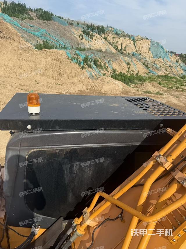 驾驶室顶部(整机外观) 驾驶室顶部(整机外观)