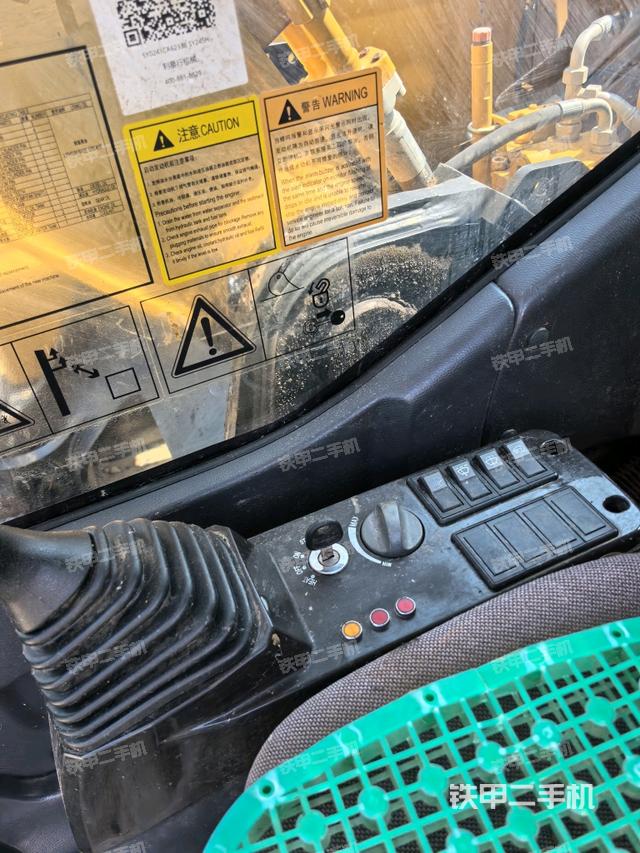 座椅左侧控制台/音响/含左手柄(驾驶室部分) 座椅左侧控制台/音响/含左手柄(驾驶室部分)