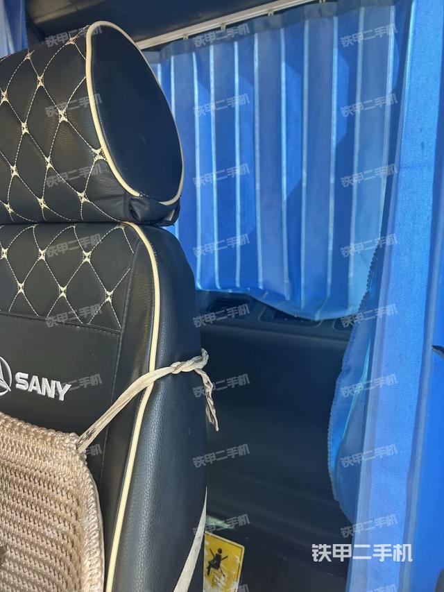 行走控制手柄和踏板 俯拍（驾驶室部分）