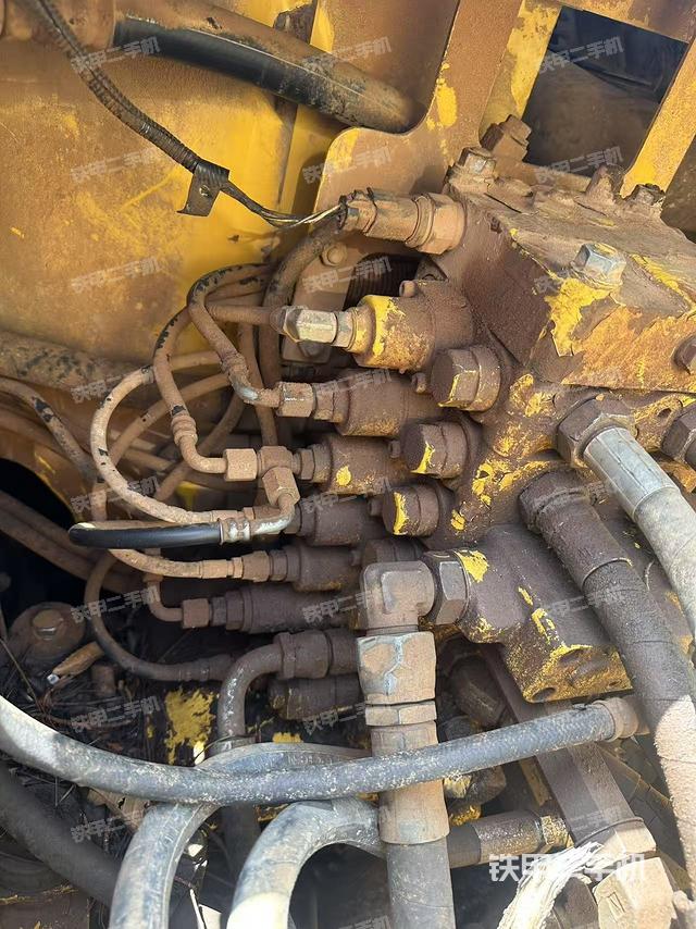 回转马达和主控阀(整机外观) 回转马达和主控阀(整机外观)