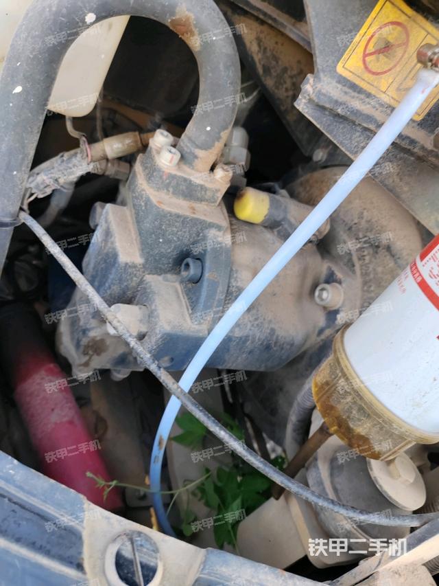 液压泵舱室正面整体(整机外观) 液压泵舱室正面整体(整机外观)