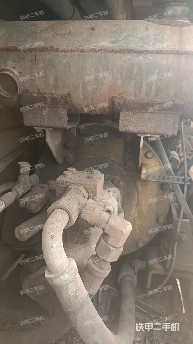 液压泵舱室正面整体（整机外观）