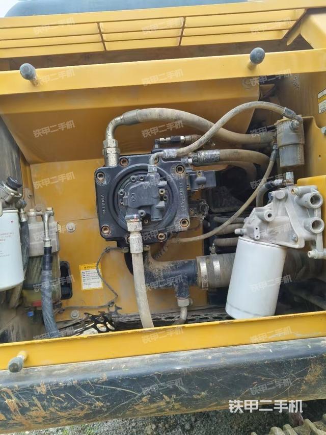 液压泵舱室正面整体(整机外观) 液压泵舱室正面整体(整机外观)